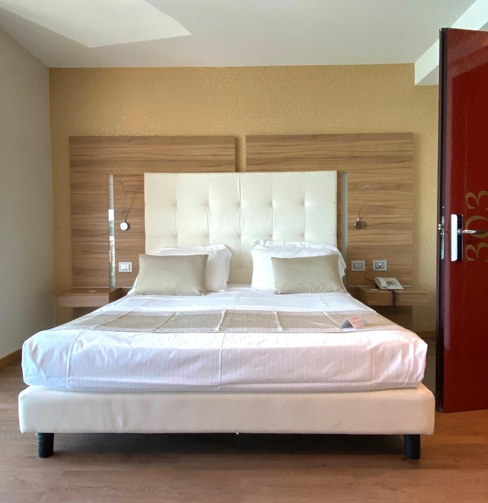 Kriss Internazionale Hotel Bardolino Bagian luar foto
