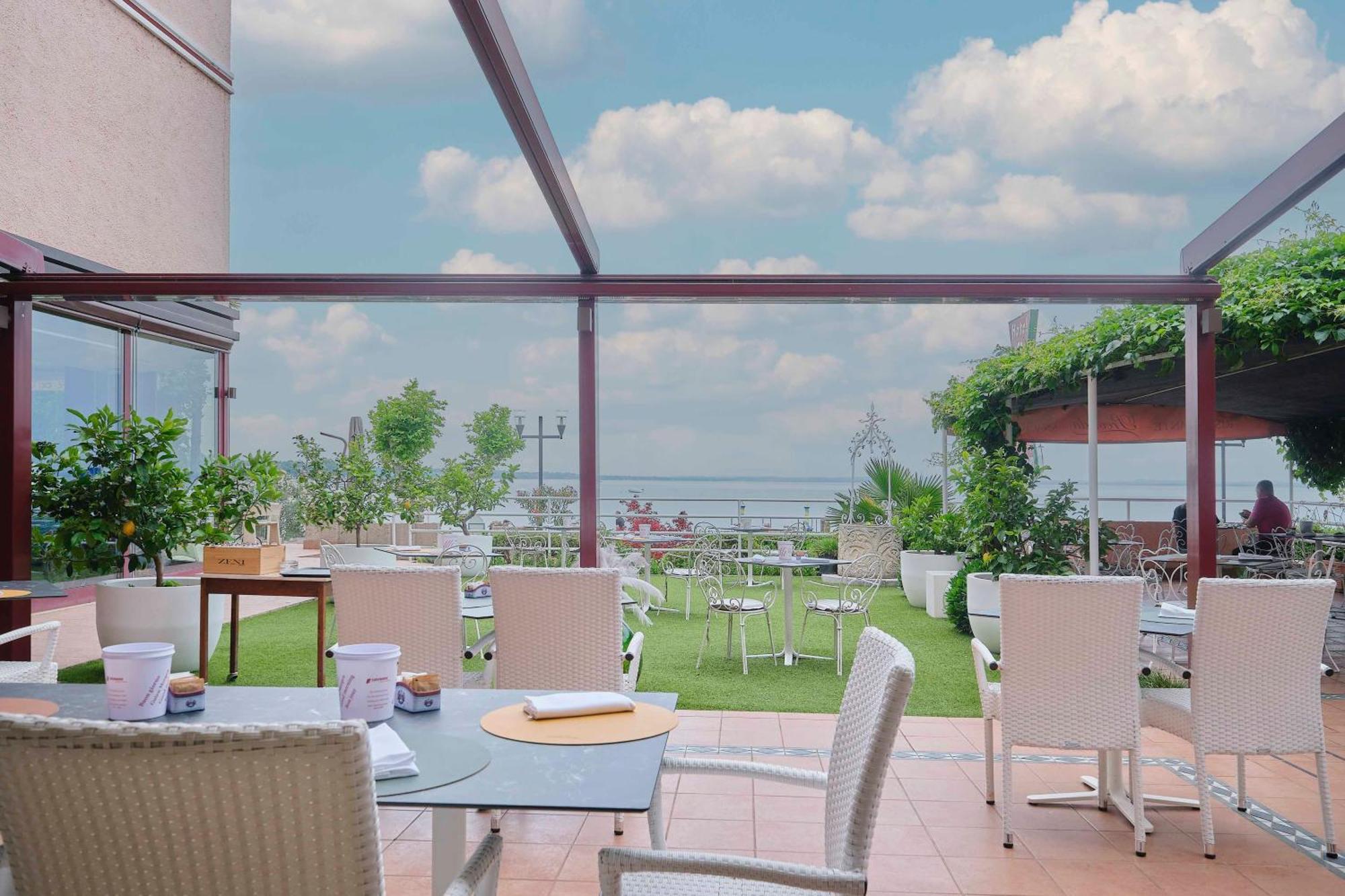Kriss Internazionale Hotel Bardolino Bagian luar foto