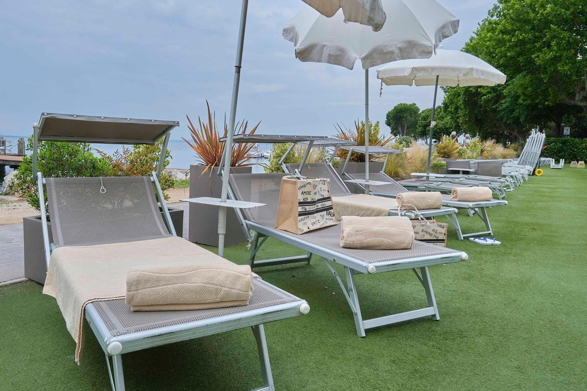 Kriss Internazionale Hotel Bardolino Bagian luar foto