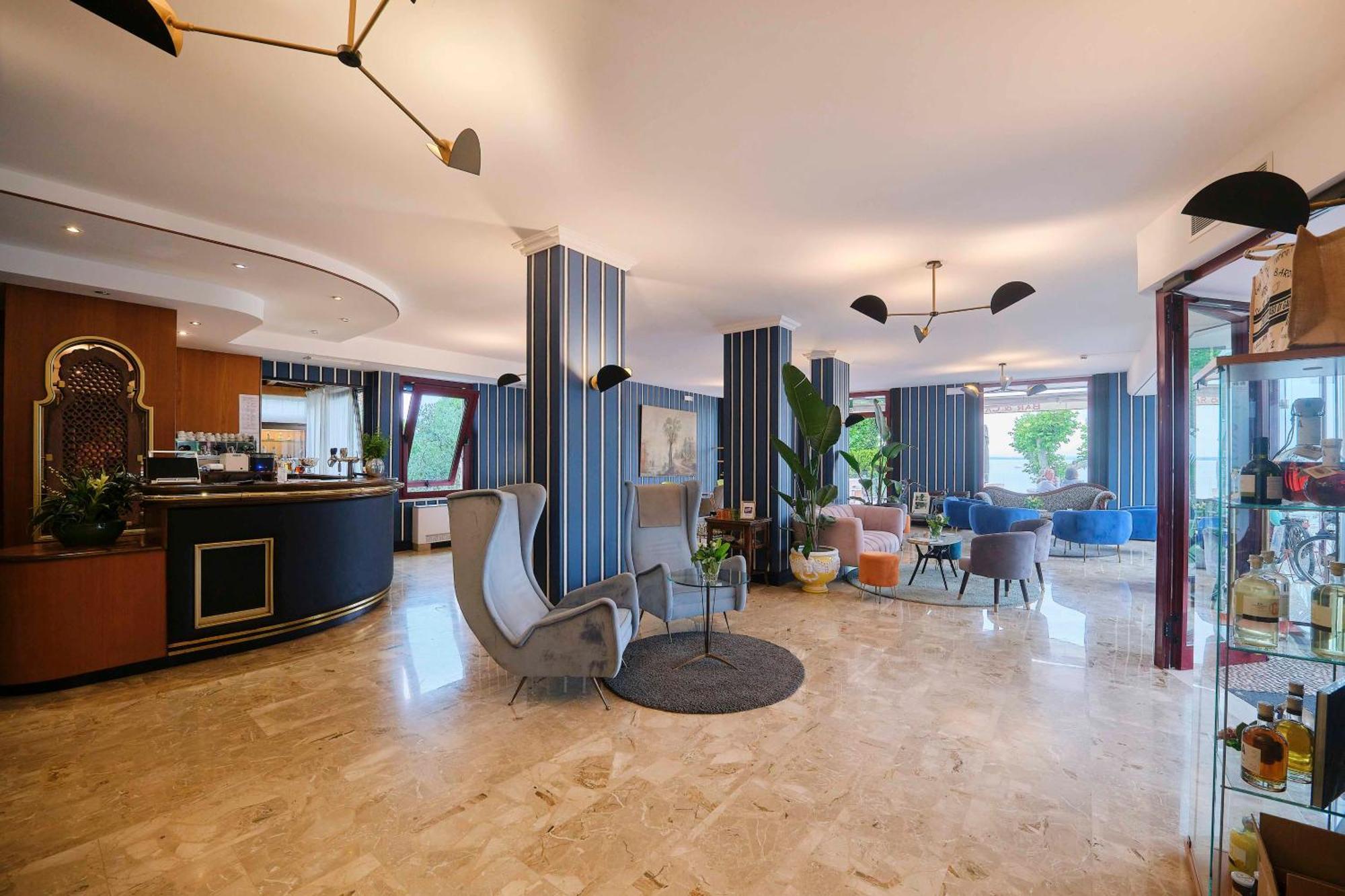 Kriss Internazionale Hotel Bardolino Bagian luar foto