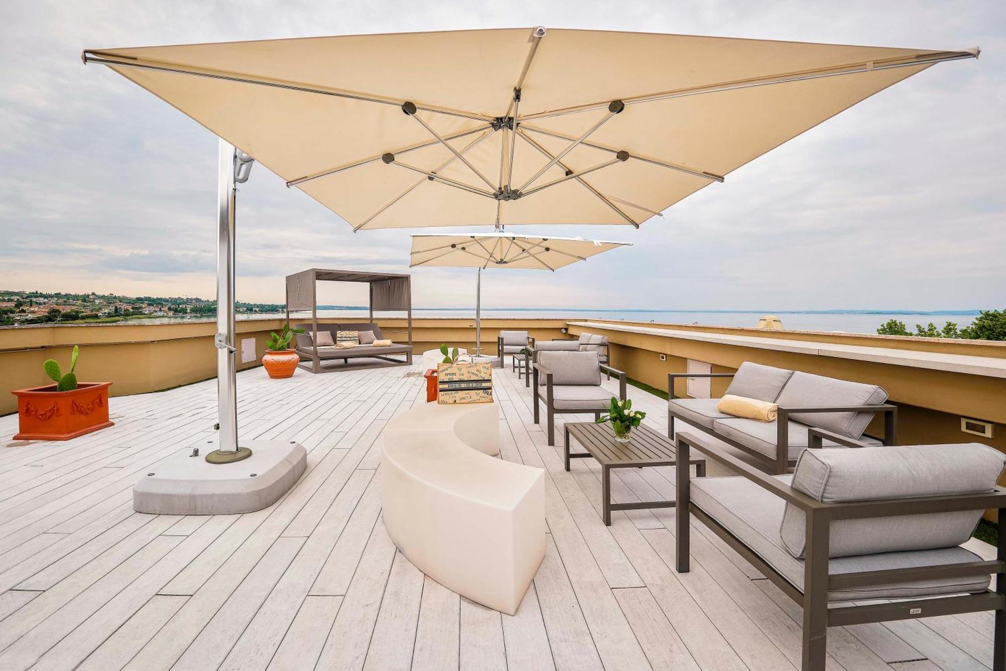Kriss Internazionale Hotel Bardolino Bagian luar foto