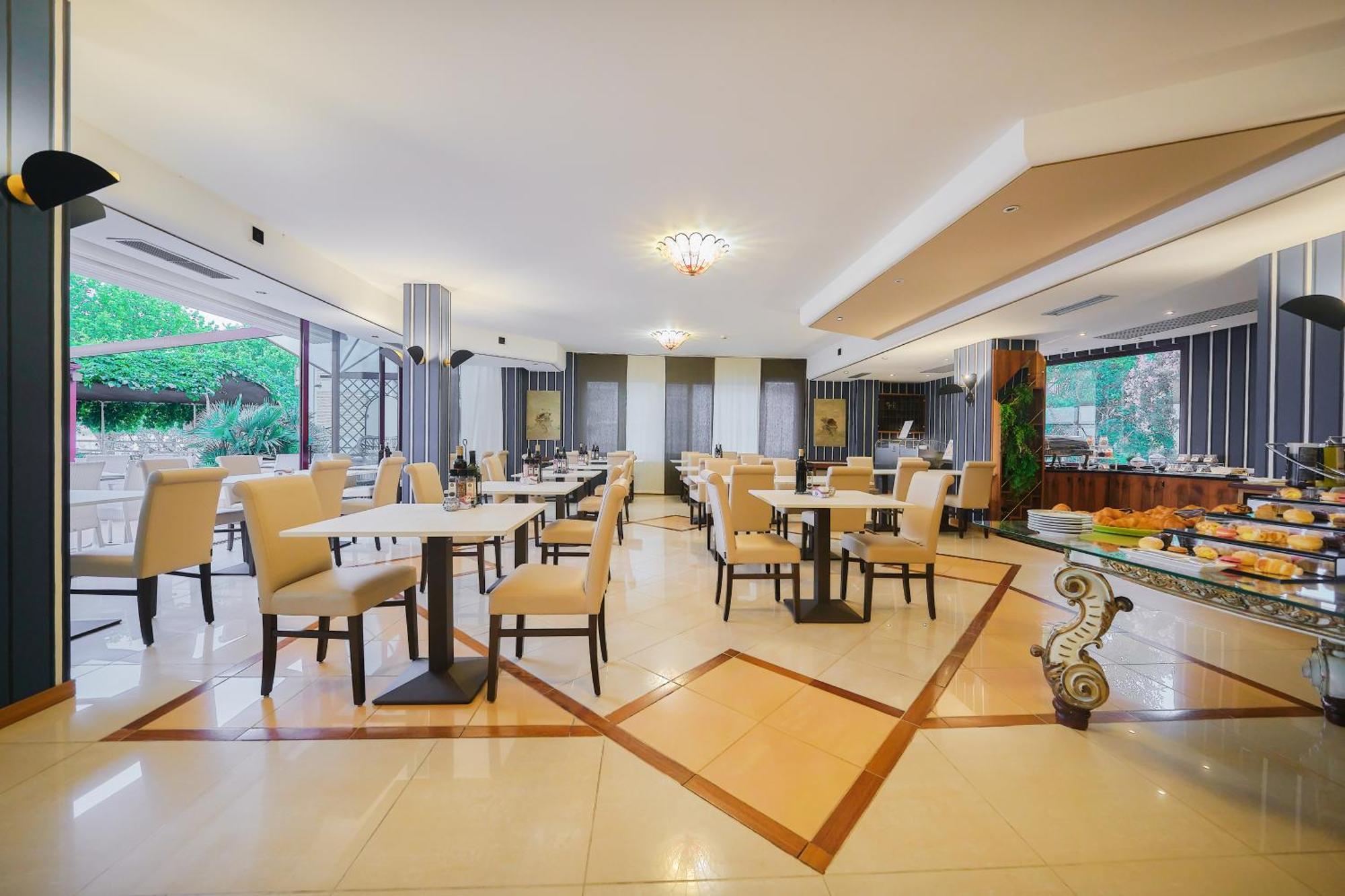 Kriss Internazionale Hotel Bardolino Bagian luar foto