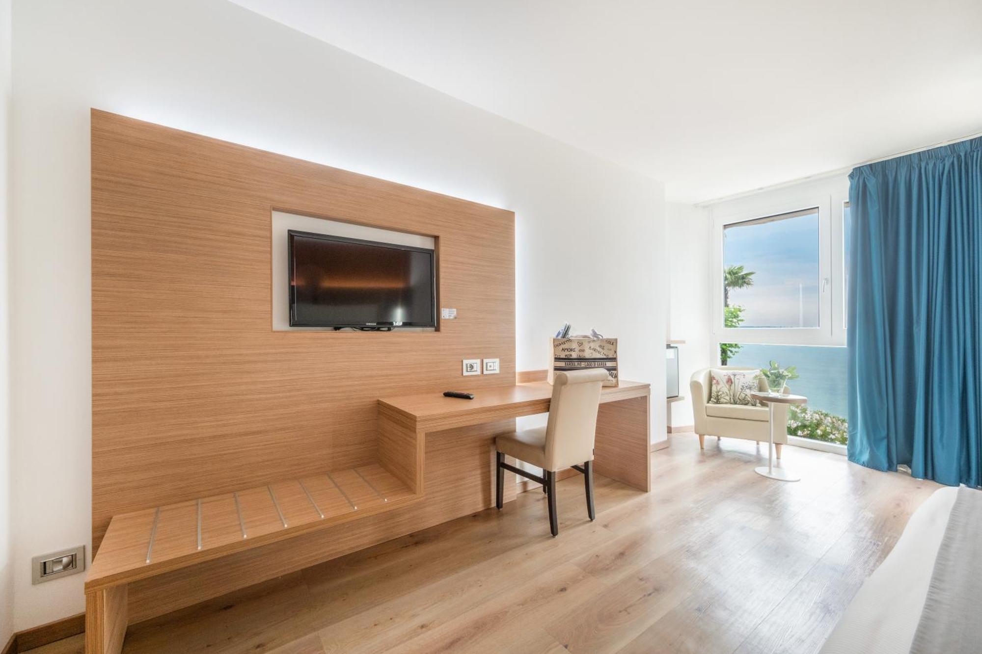 Kriss Internazionale Hotel Bardolino Bagian luar foto