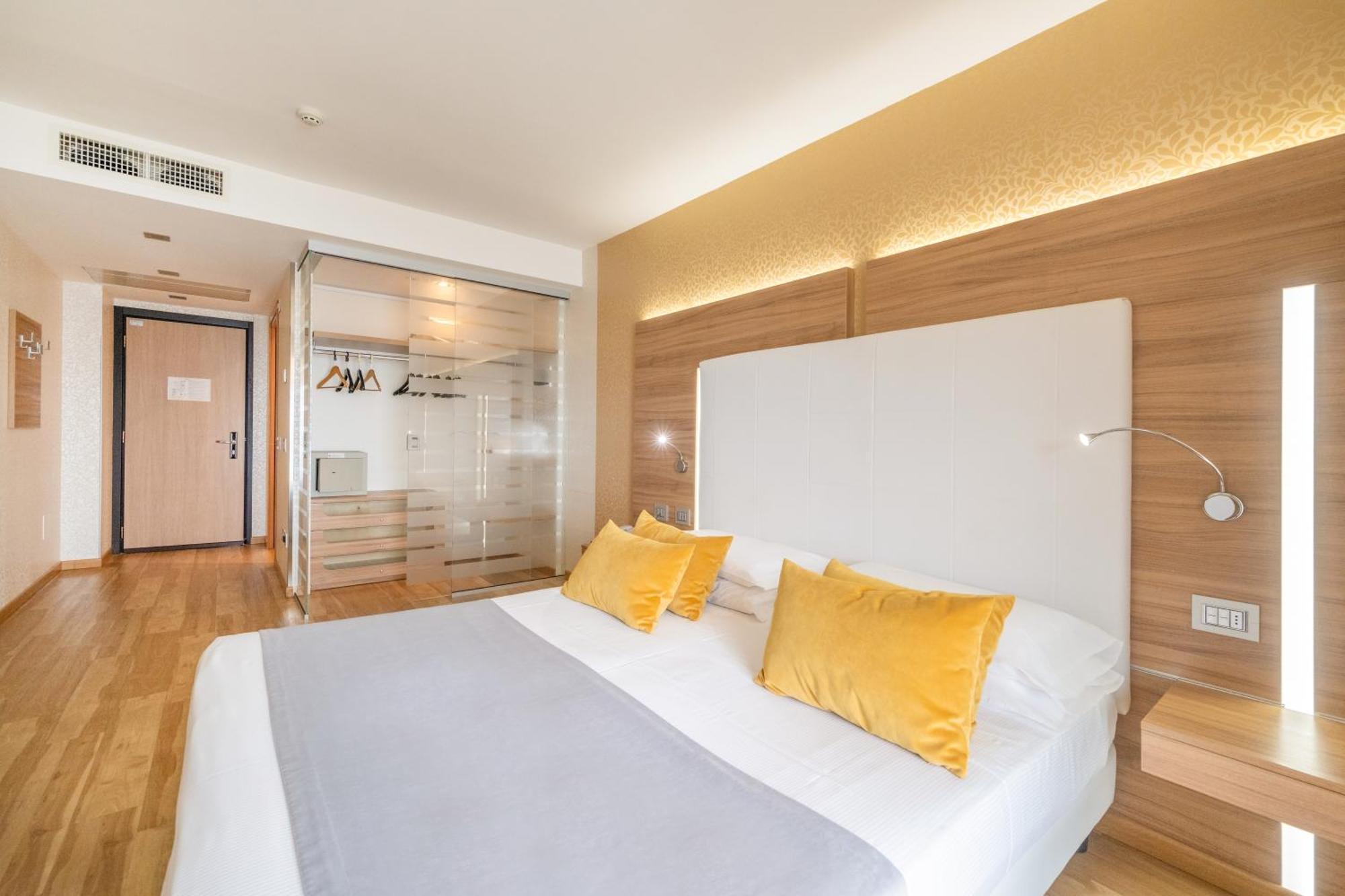 Kriss Internazionale Hotel Bardolino Bagian luar foto