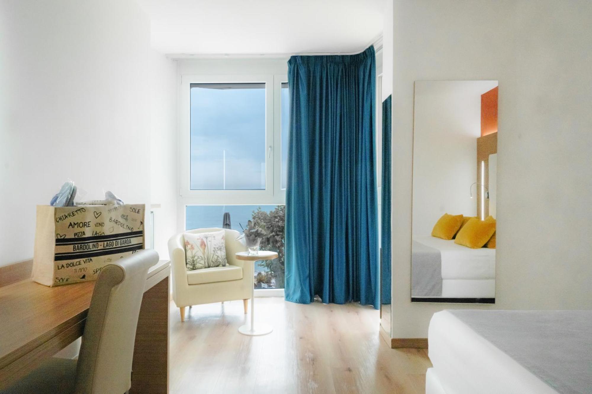 Kriss Internazionale Hotel Bardolino Bagian luar foto