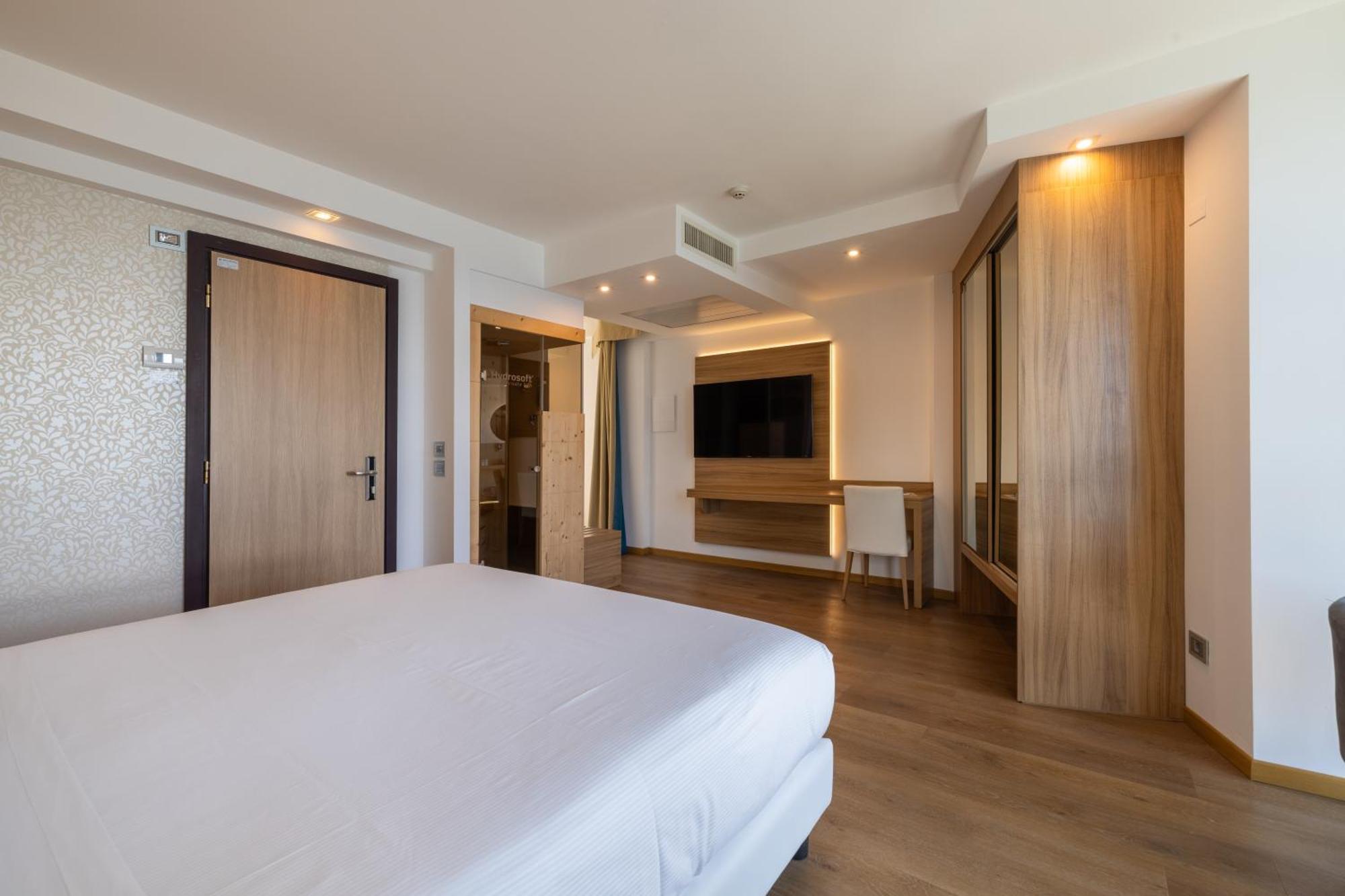 Kriss Internazionale Hotel Bardolino Bagian luar foto