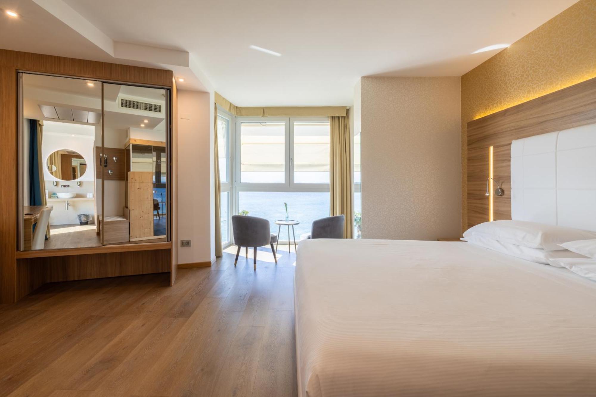 Kriss Internazionale Hotel Bardolino Bagian luar foto