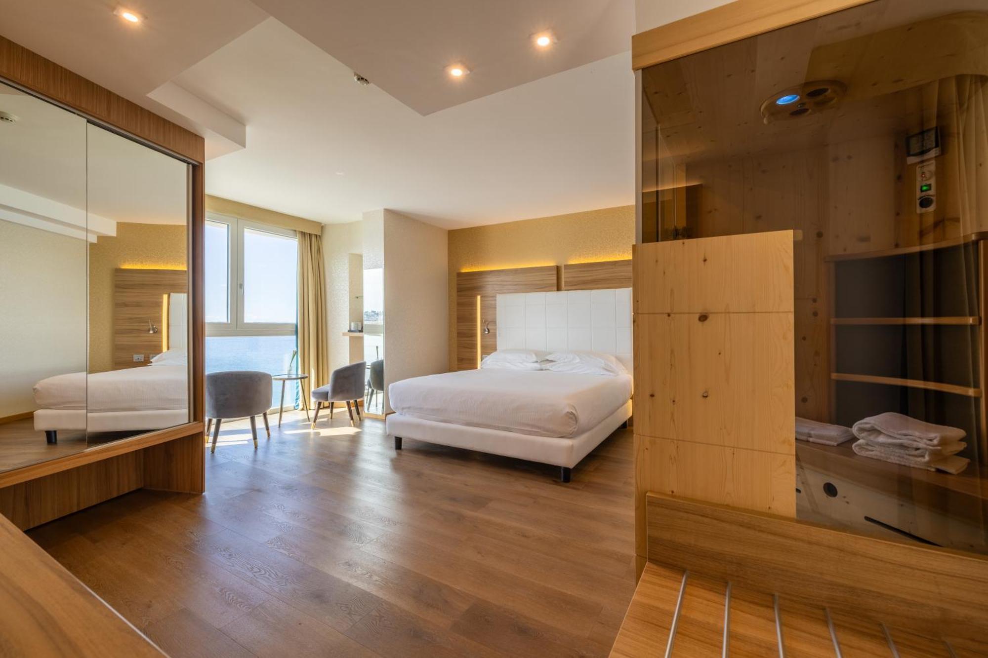 Kriss Internazionale Hotel Bardolino Bagian luar foto
