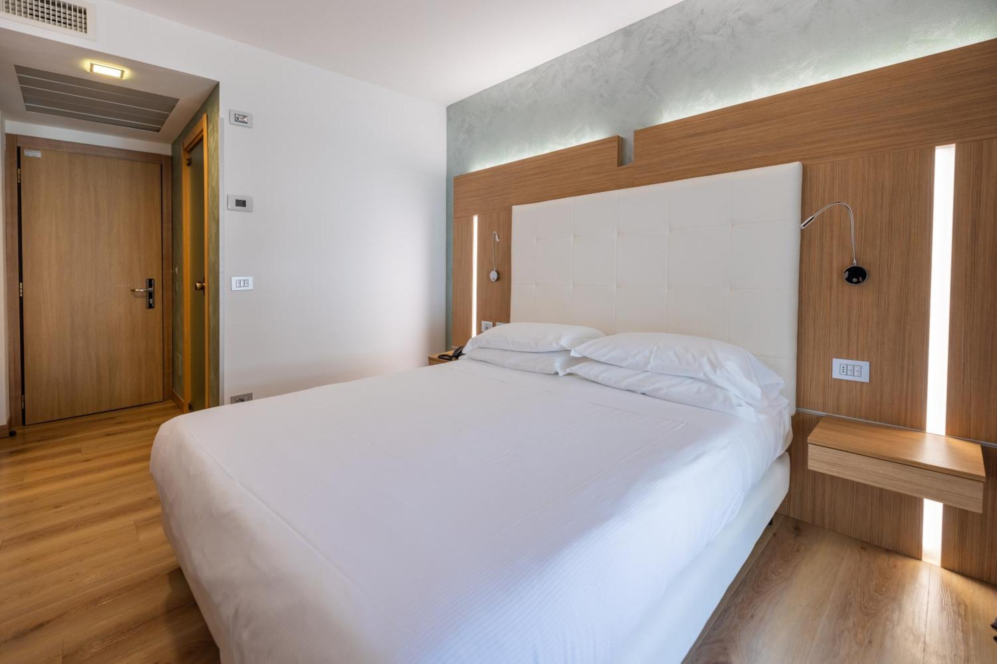 Kriss Internazionale Hotel Bardolino Bagian luar foto