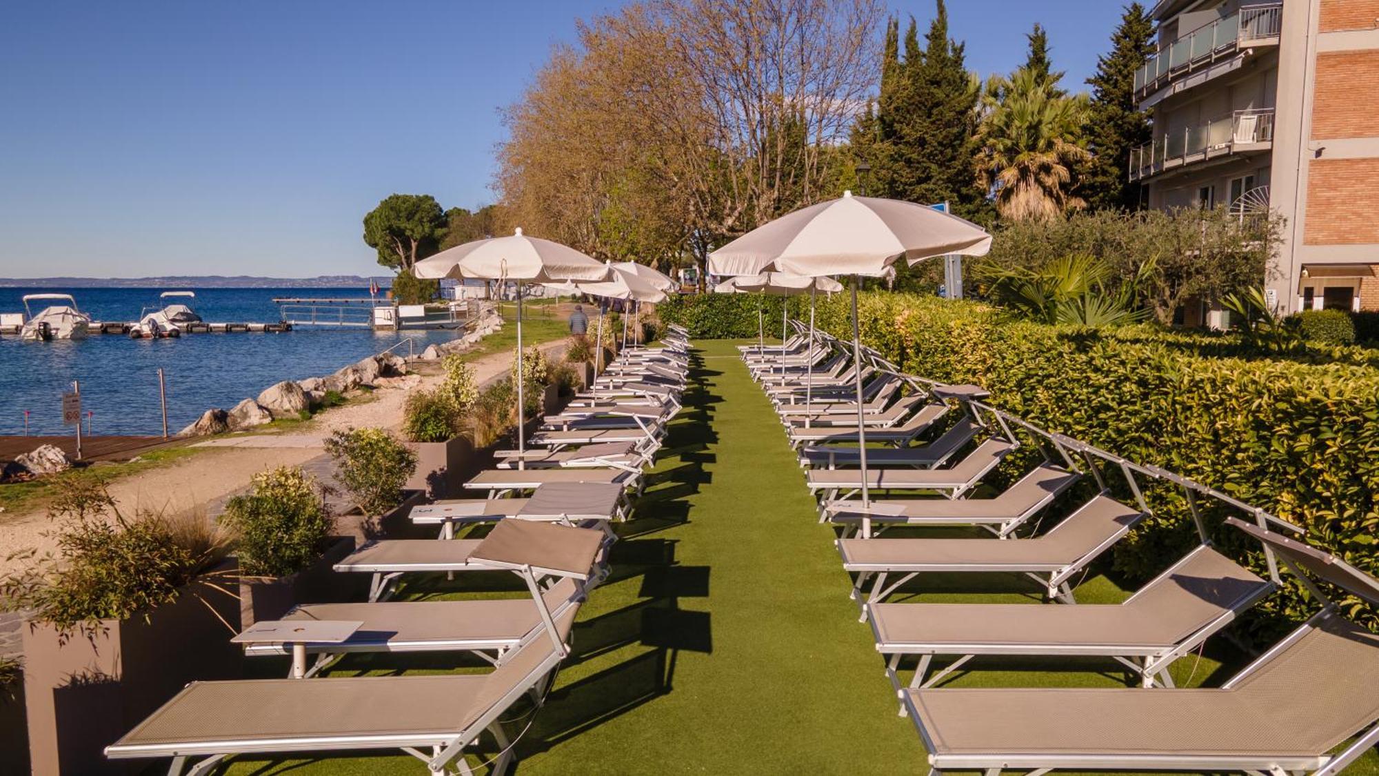 Kriss Internazionale Hotel Bardolino Bagian luar foto