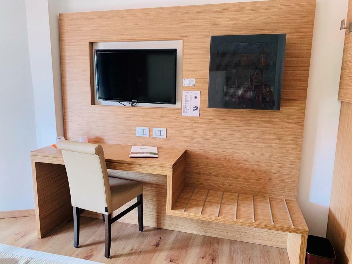 Kriss Internazionale Hotel Bardolino Bagian luar foto